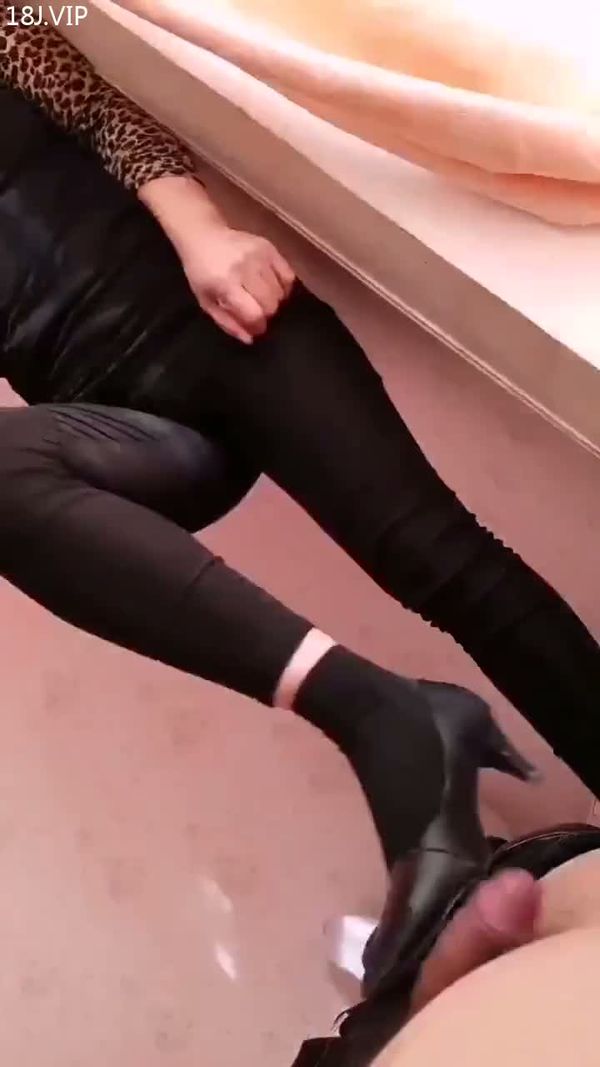 阿姨给我体验足交