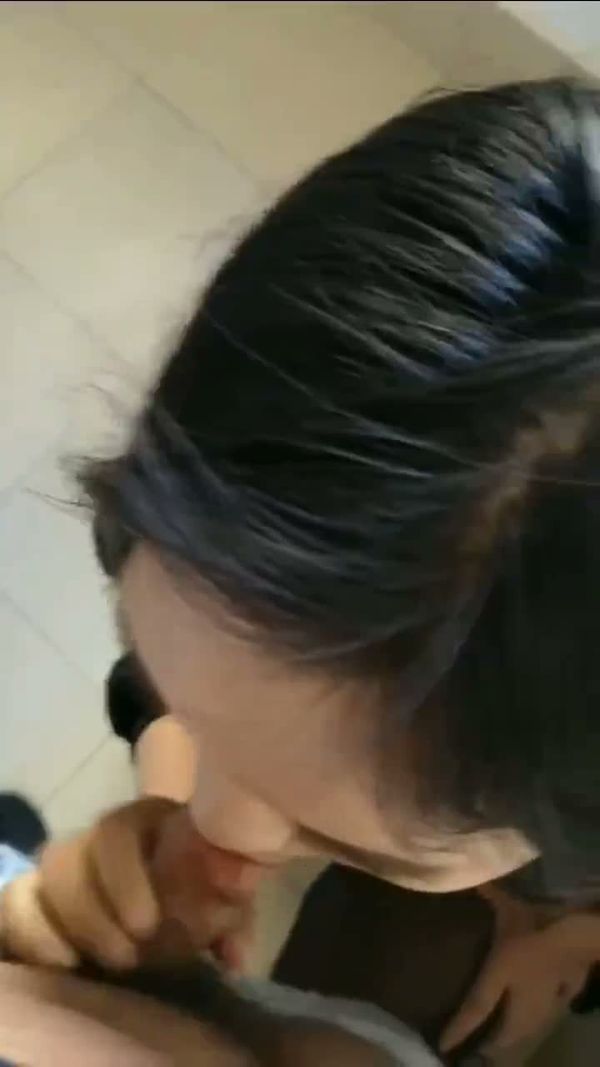 骚母狗拉着我口交
