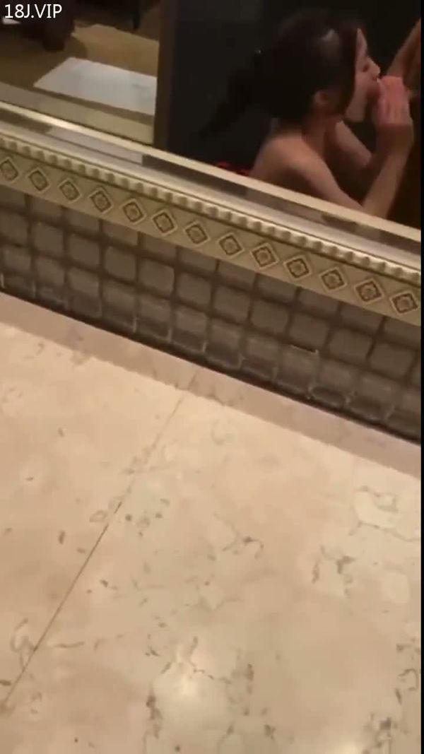 骚货给我跪地口交