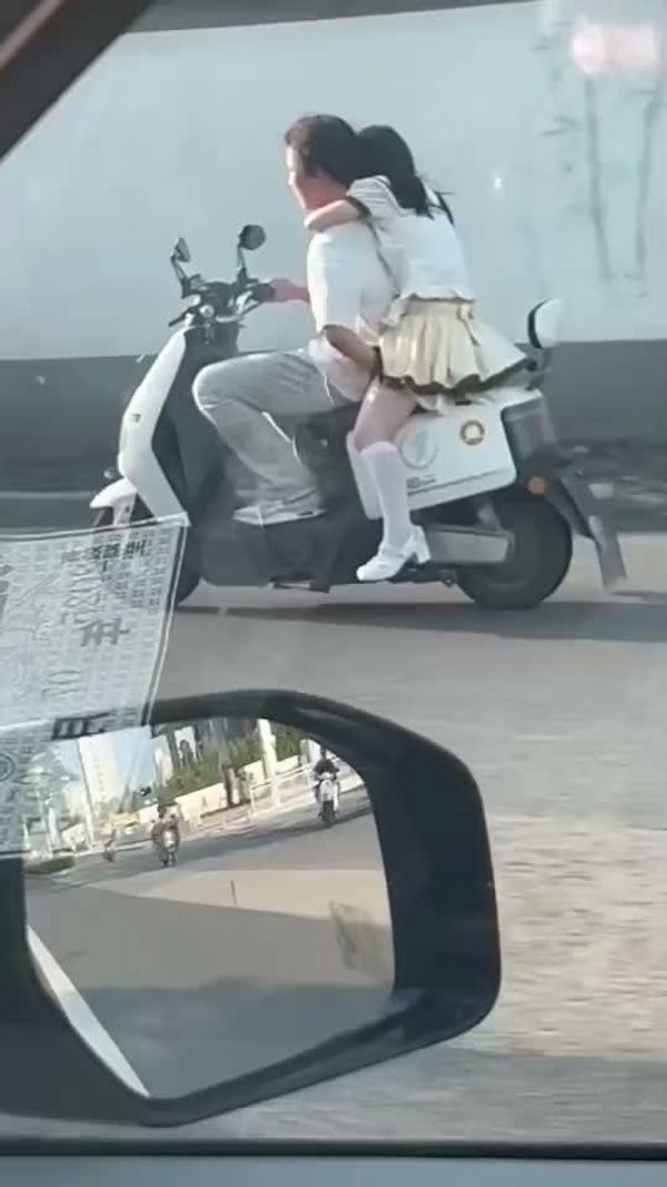 这骑车也赶单手摸后逼