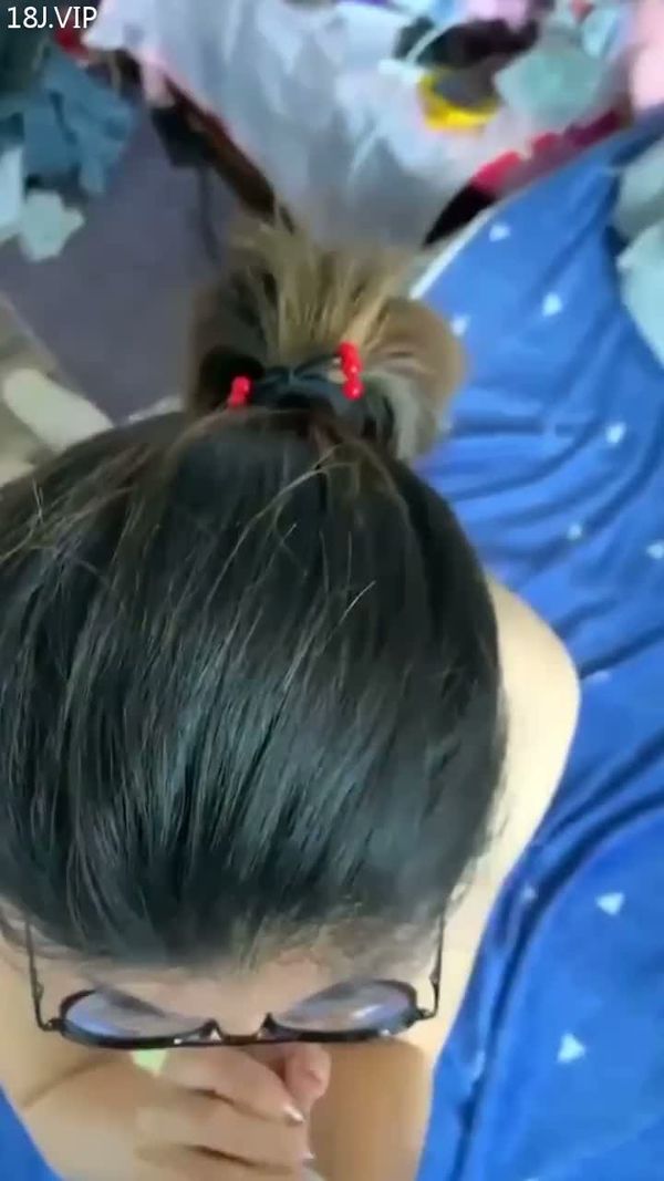 反差眼镜妹