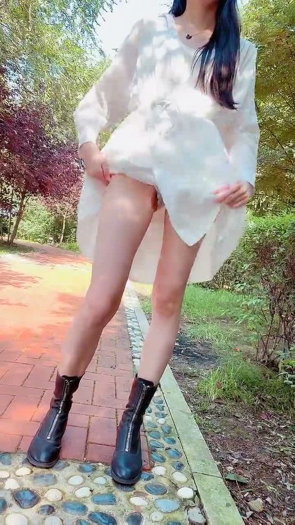 骚母狗公园展示美逼
