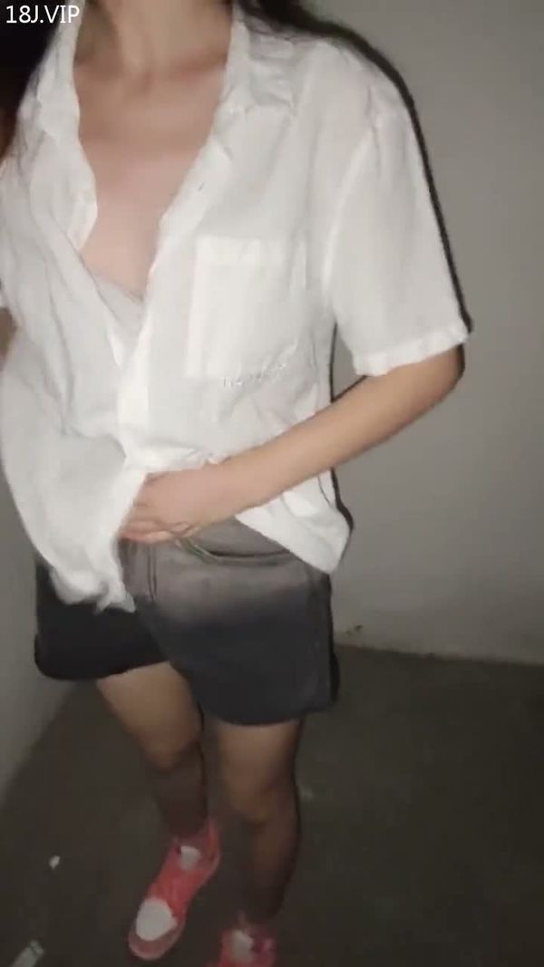 叫上女友楼梯间做爱