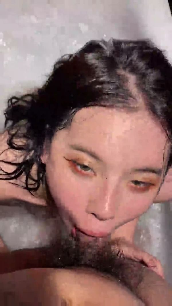 母狗在浴缸帮我口交
