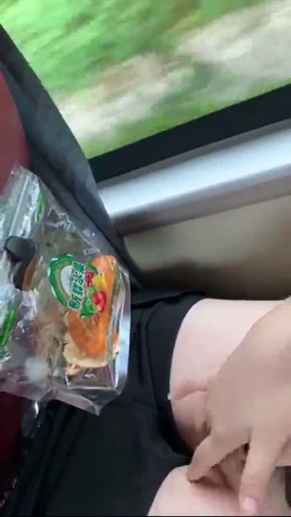 女友忍不住高铁上自慰