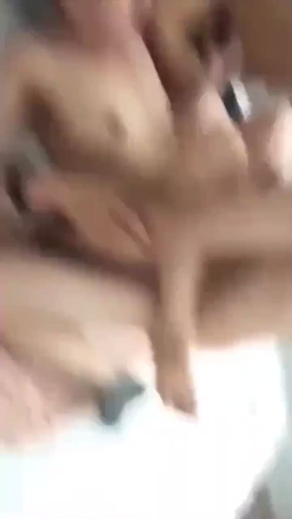两个兄弟在旁边等着操