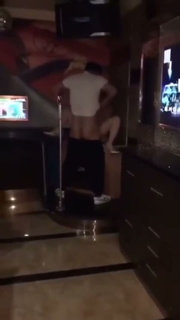 拍到角落里操逼小情侣