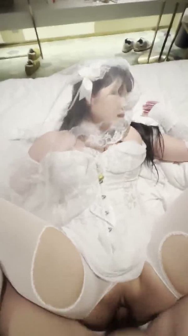 给女友穿上白婚纱啪啪