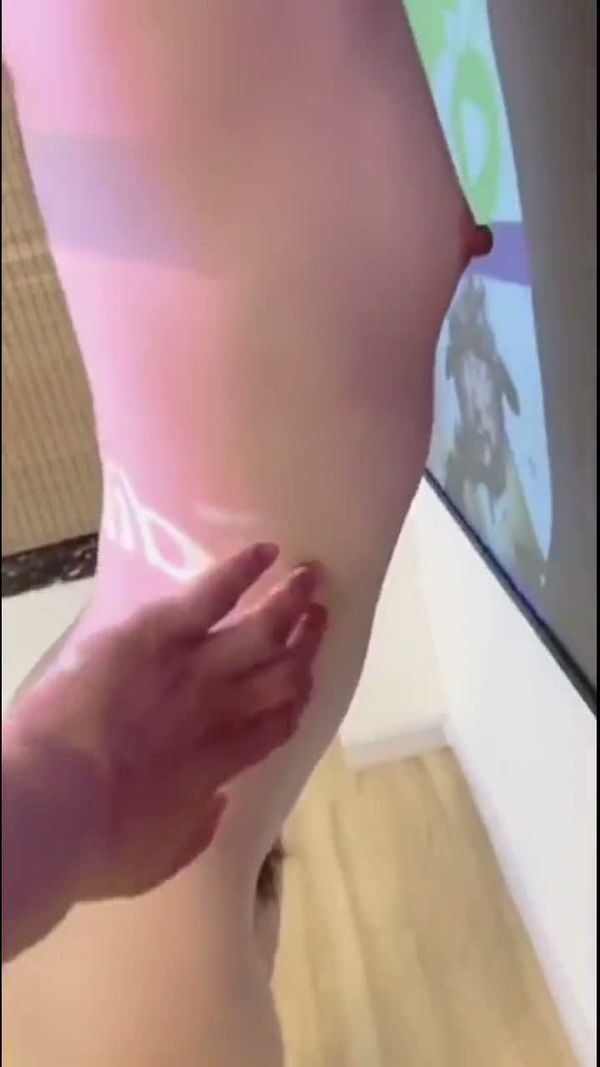 骚女友站投映屏上展示