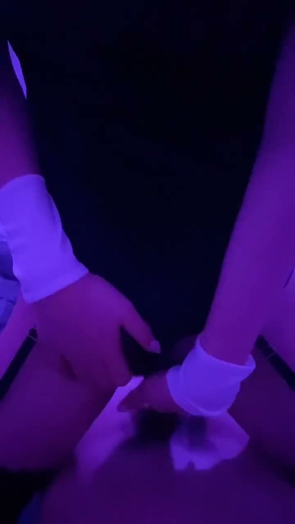 大胸母狗逼都快撑爆了