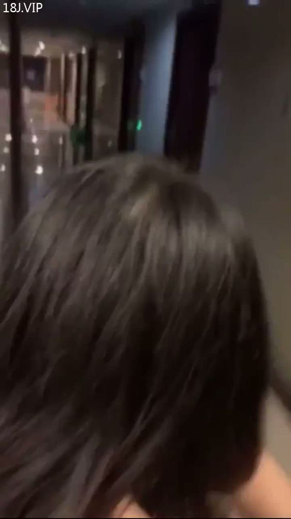 拉着母狗在门口操