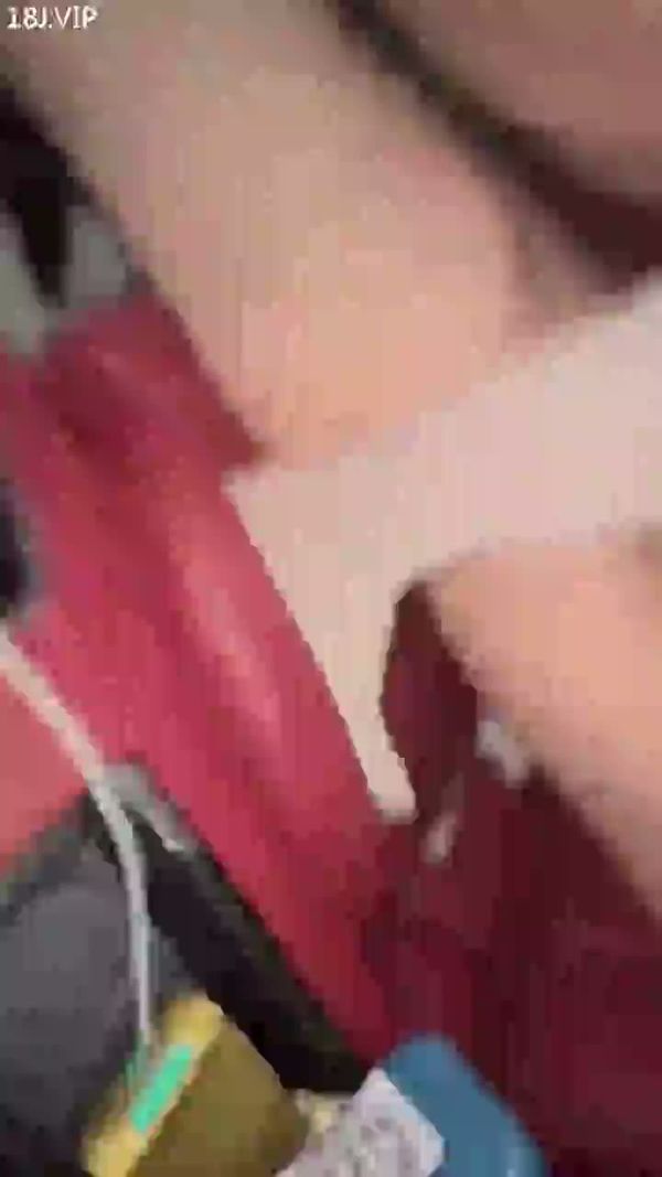 约前任在车里激情啪啪