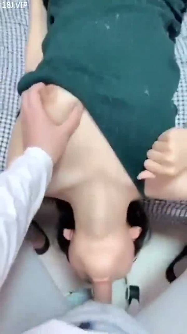 小骚狗躺着给我摸