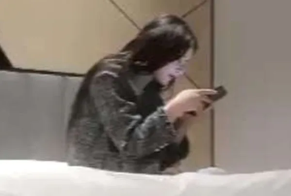 第一次套破了,第二次偷把套拿掉,美女发现后哭着不让干了 封面